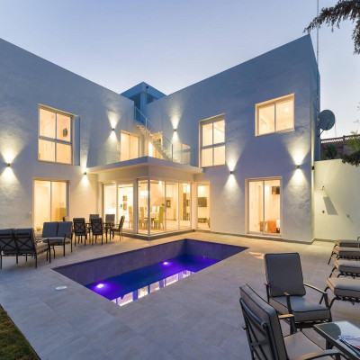 6 Bedroom Detached Villa in Nueva Andalucía - Image 1