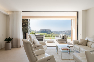 3 Bedroom Ground Floor Apartment in Benahavís - Image 2