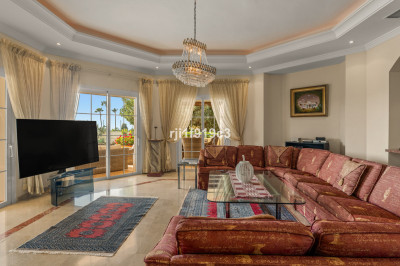5 Bedroom Detached Villa in Elviria - Image 4