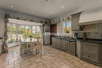 5 Bedroom Detached Villa in Elviria - Image 5