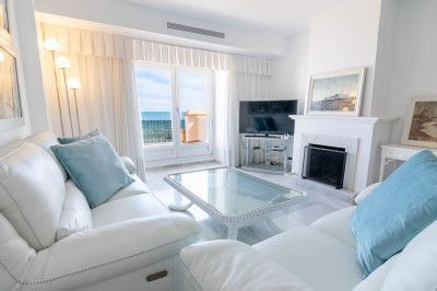 4 Bedroom Townhouse in Estepona - Image 2