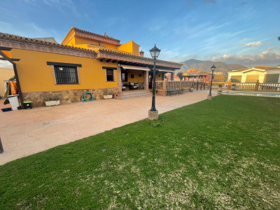 4 Bedroom Detached Villa in Mijas Costa - Image 3