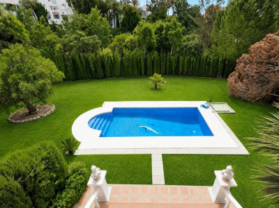 4 Bedroom Detached Villa in Hacienda Las Chapas - Image 3
