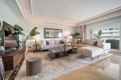 3 Bedroom Middle Floor Apartment in Puerto Banús - Image 2
