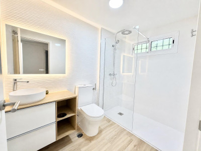 2 Bedroom Middle Floor Apartment in Benalmadena - Image 3