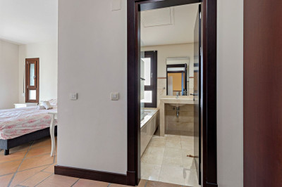 4 Bedroom Townhouse in Benahavís - Image 2