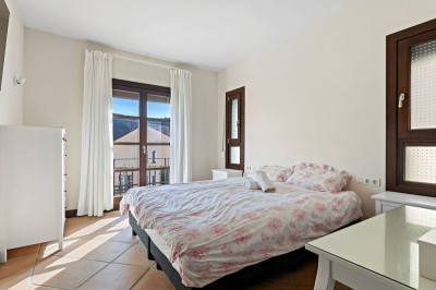 4 Bedroom Townhouse in Benahavís - Image 3