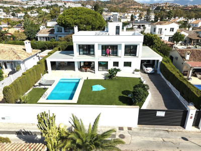 4 Bedroom Detached Villa in Calahonda - Image 1
