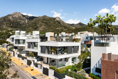 4 Bedroom Semi-Detached House in Sierra Blanca - Image 3