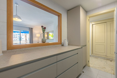 2 Bedroom Middle Floor Apartment in Puerto Banús - Image 3