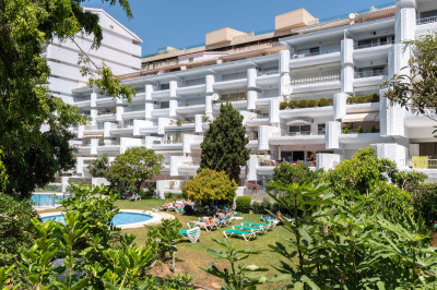 1 Bedroom Middle Floor Apartment in The Golden Mile - Image 4
