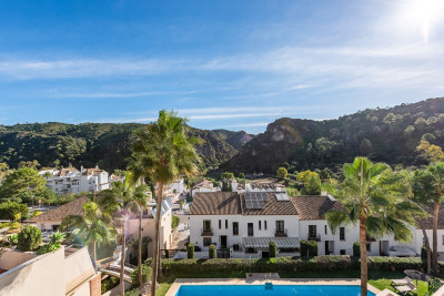 4 Bedroom Semi-Detached House in Benahavís - Image 1