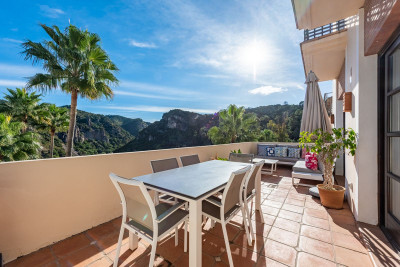 4 Bedroom Semi-Detached House in Benahavís - Image 2