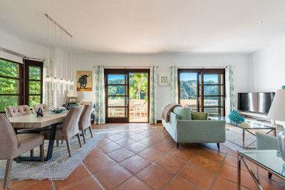 4 Bedroom Semi-Detached House in Benahavís - Image 3