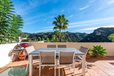 4 Bedroom Semi-Detached House in Benahavís - Image 5