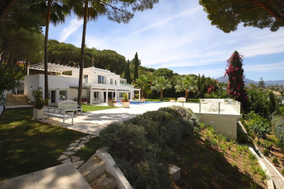 6 Bedroom Detached Villa in Nueva Andalucía - Image 1