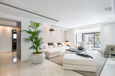 5 Bedroom Detached Villa in Nueva Andalucía - Image 3