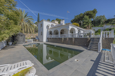 4 Bedroom Detached Villa in El Paraiso - Image 1