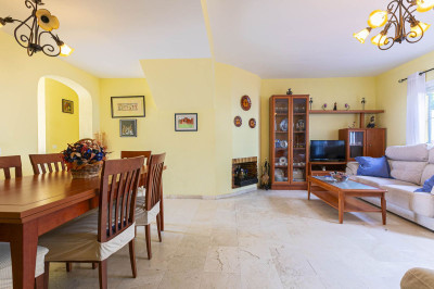 6 Bedroom Townhouse in Marbella - Image 4