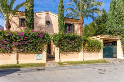 5 Bedroom Detached Villa in Guadalmina Alta - Image 1
