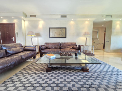 2 Bedroom Ground Floor Apartment in Puerto Banús - Image 3