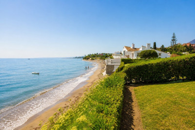 2 Bedroom Semi-Detached House in Estepona - Image 3