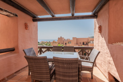 2 Bedroom Middle Floor Apartment in La Duquesa