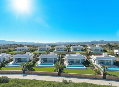 Residential Plot in Estepona - Image 1