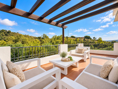 3 Bedroom Middle Floor Apartment in Benahavís - Image 1