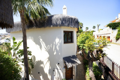 4 Bedroom Detached Villa in Riviera del Sol - Image 2