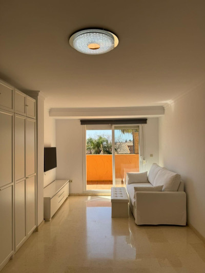 1 Bedroom Middle Floor Apartment in Elviria - Image 4