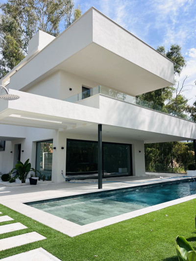 5 Bedroom Detached Villa in Nueva Andalucía - Image 2