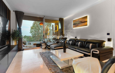 2 Bedroom Middle Floor Apartment in Estepona - Image 2