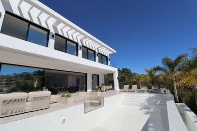 4 Bedroom Detached Villa in Elviria - Image 3