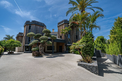 8 Bedroom Detached Villa in Guadalmina Baja - Image 3