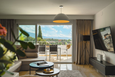 4 Bedroom Middle Floor Apartment in Nueva Andalucía - Image 2
