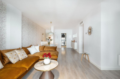 3 Bedroom Middle Floor Apartment in La Campana - Image 2