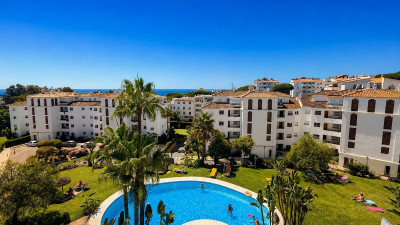 2 Bedroom Middle Floor Apartment in Calahonda - Image 2