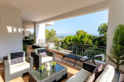 2 Bedroom Middle Floor Apartment in La Quinta - Image 1