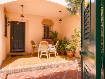 4 Bedroom Semi-Detached House in Guadalmina Alta - Image 1