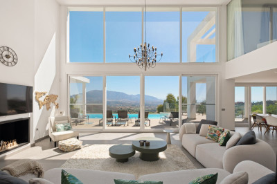 5 Bedroom Detached Villa in La Mairena - Image 2