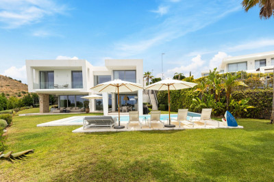 5 Bedroom Detached Villa in Santa Clara - Image 2