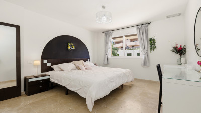 2 Bedroom Middle Floor Apartment in La Duquesa - Image 3