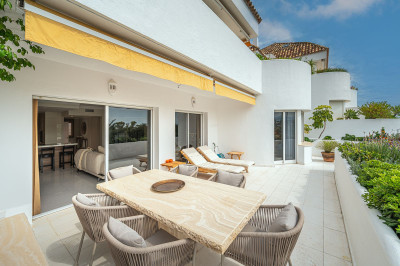 2 Bedroom Middle Floor Apartment in The Golden Mile - Image 4