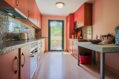 2 Bedroom Middle Floor Apartment in Benahavís - Image 5