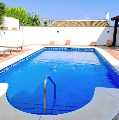 4 Bedroom Detached Villa in La Duquesa - Image 2