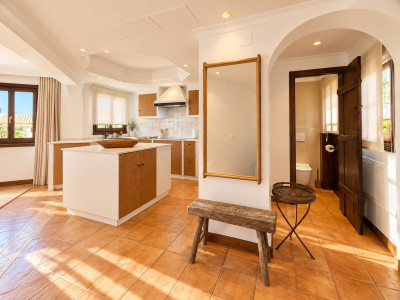 4 Bedroom Semi-Detached House in Nueva Andalucía - Image 5