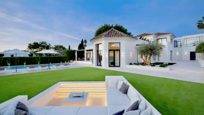 5 Bedroom Detached Villa in Nueva Andalucía - Image 1