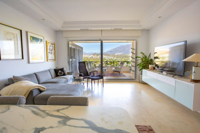 2 Bedroom Middle Floor Apartment in Nueva Andalucía - Image 4