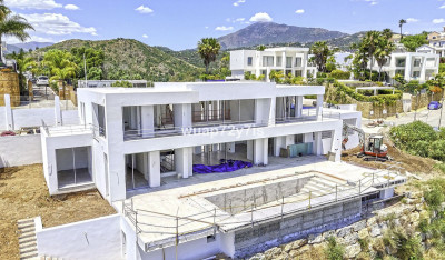 5 Bedroom Detached Villa in Benahavís - Image 2